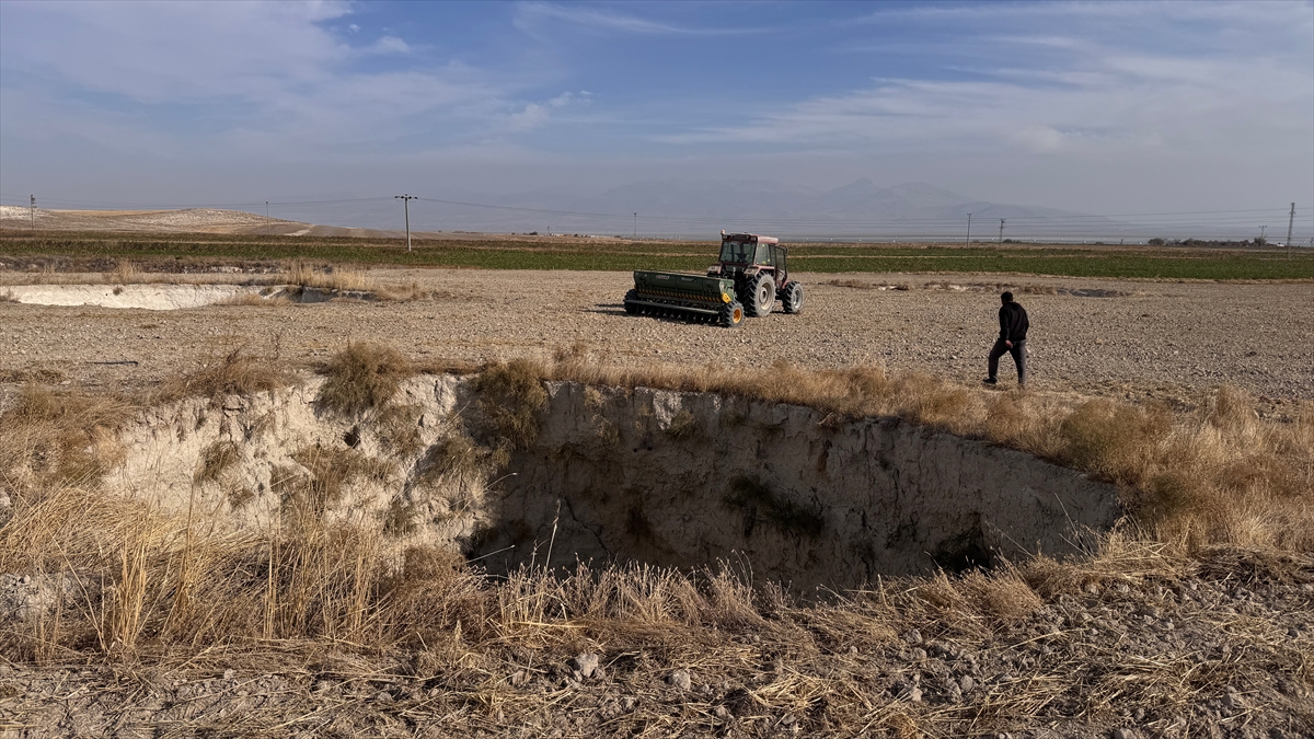 Konya'da 8 obruklu tarlada zorlu ekim mesaisi tamamlandı