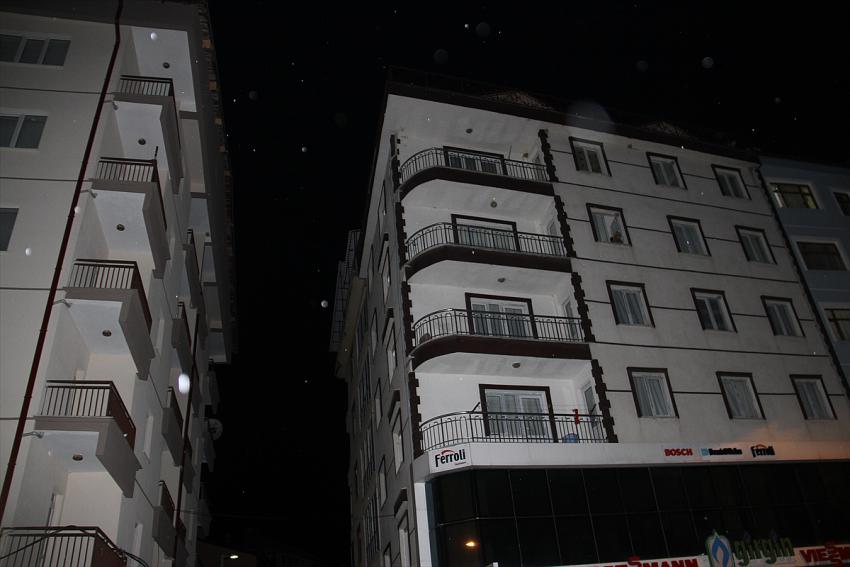 Konya'da apartmanın teras katında tüpten kaynaklandığı sanılan patlamada 3 kişi yaralandı