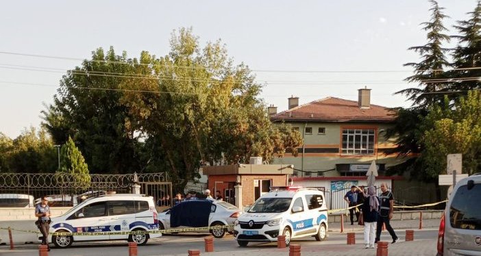 Konya'da  bir kişi   karısını bıçaklayarak öldürdü