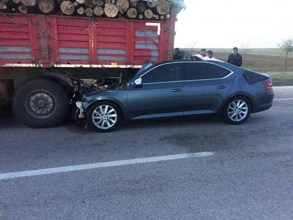 Konya'da bir otomobil, tomruk yüklü tıra arkadan çarptı.