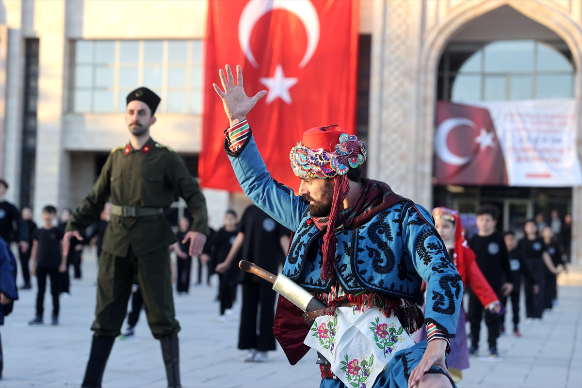 Konya'da Cumhuriyet'in 101. yılı, 101 kişilik zeybek gösterisiyle kutlandı