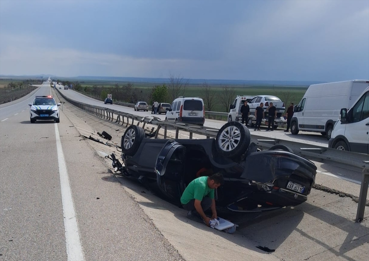 Konya'da devrilen otomobildeki karı koca yaralandı