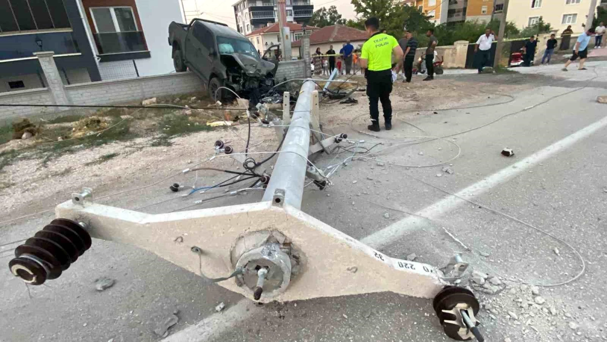 Konya'da elektrik direği devrildi, sürücü yaralandı