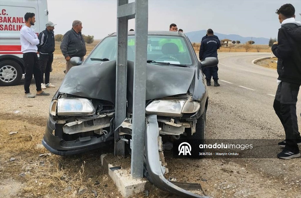 Konya'da elektrik direğine çarpan otomobildeki 4 kişi yaralandı