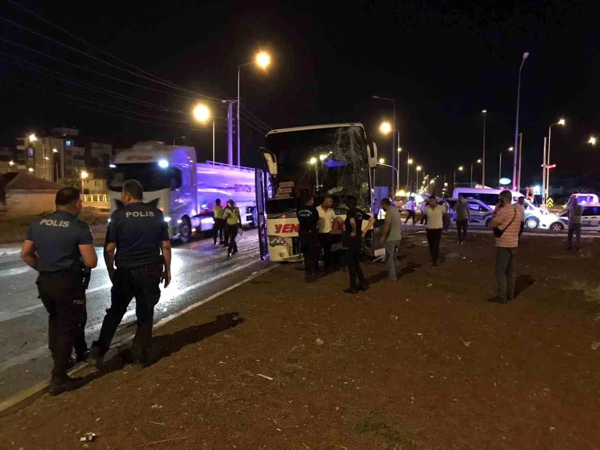 Konya'da iki otobüsün karıştığı trafik kazası kimsenin burnu kanamadan atlatıldı