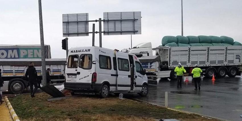 Konya'da kadın tarım işçisi taşıyan minibüs tırla çarpıştı! 8 yaralı