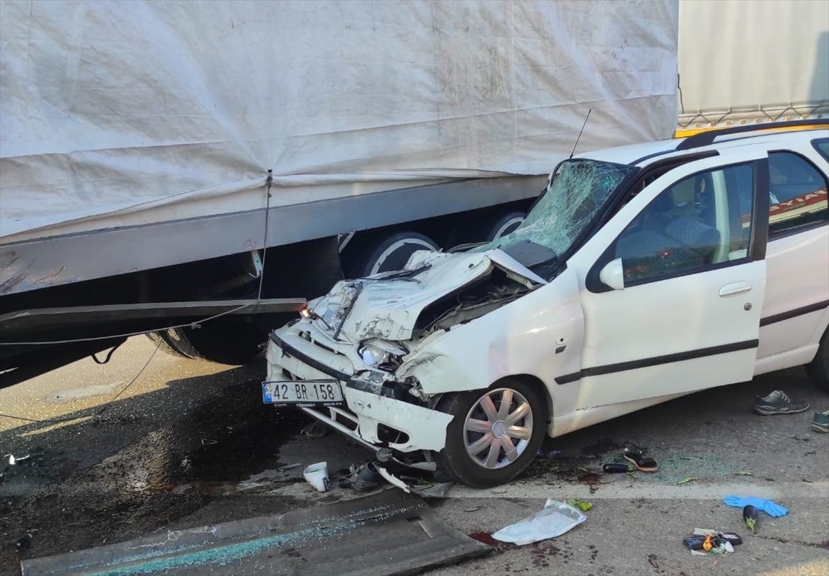 Konya'da kamyona çarpan otomobildeki 3 kişi öldü, 2 kişi ağır yaralandı