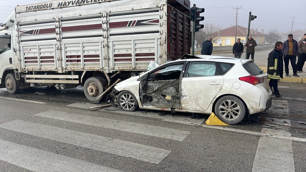 Konya'da kamyonetle çarpışan otomobil sürücüsü yaralandı