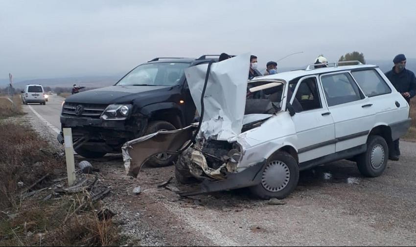 Konya'da kamyonetle otomobil çarpıştı: 1 ölü, 2 yaralı