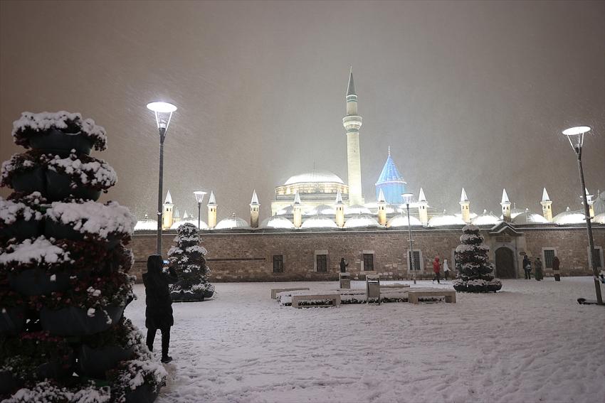 Konya'da kar yağışı sürüyor