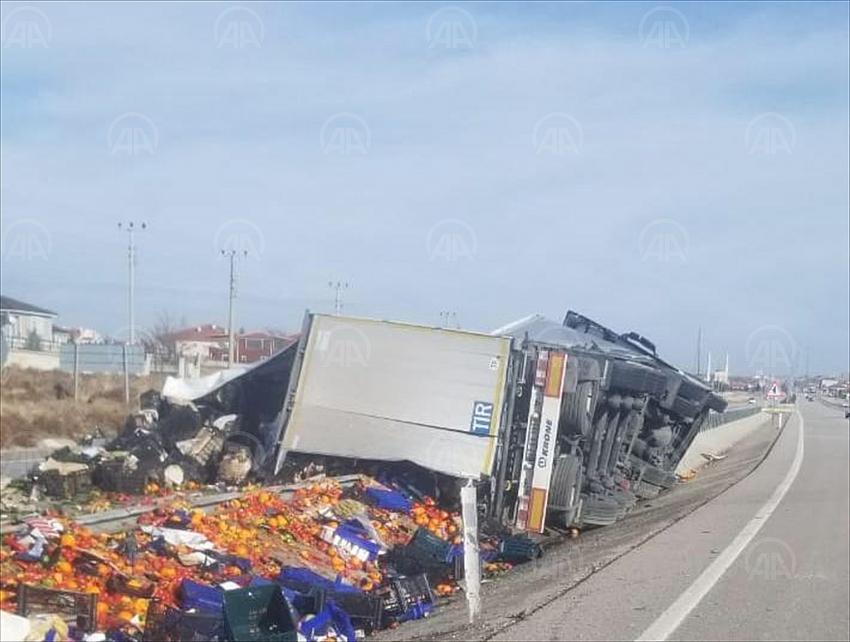 Konya'da meyve ve sebze yüklü tır devrildi: 1 yaralı