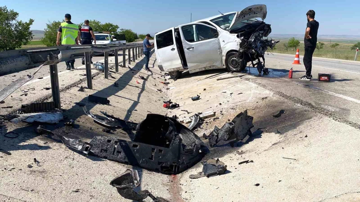 Konya'da minibüs demir bariyerlere çarptı