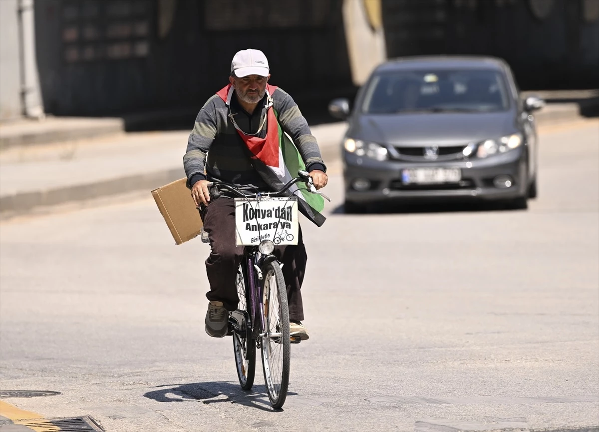 Konya'da Öğretmen Bisikletle Protesto Yaptı