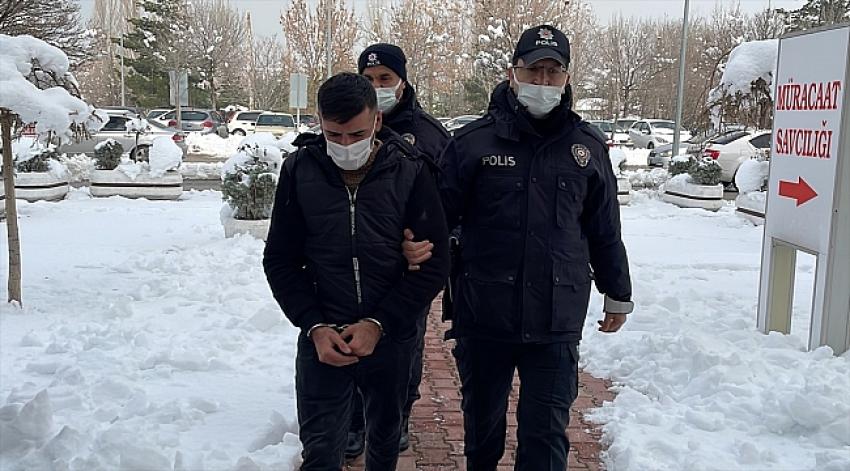 Konya'da ölümle tehdit ettiği ailesinin evine silahla gelen zanlı tutuklandı