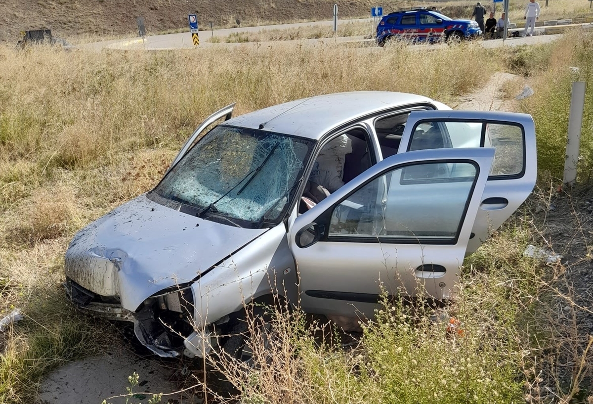 Konya'da otomobil devrildi, 2 kişi yaralandı