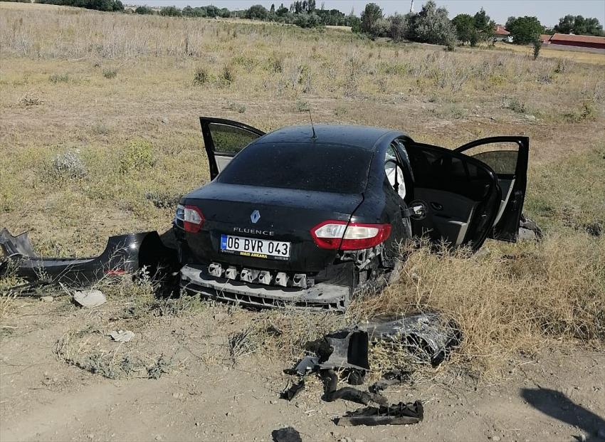 Konya'da otomobil elektrik direğine çarptı: 2 yaralı