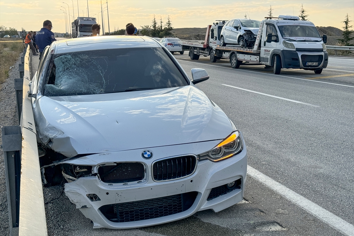 Beyşehir'de çekiciye yüklemeye çalışan sürücüye başka bir otomobil çarptı, hayatını kaybetti