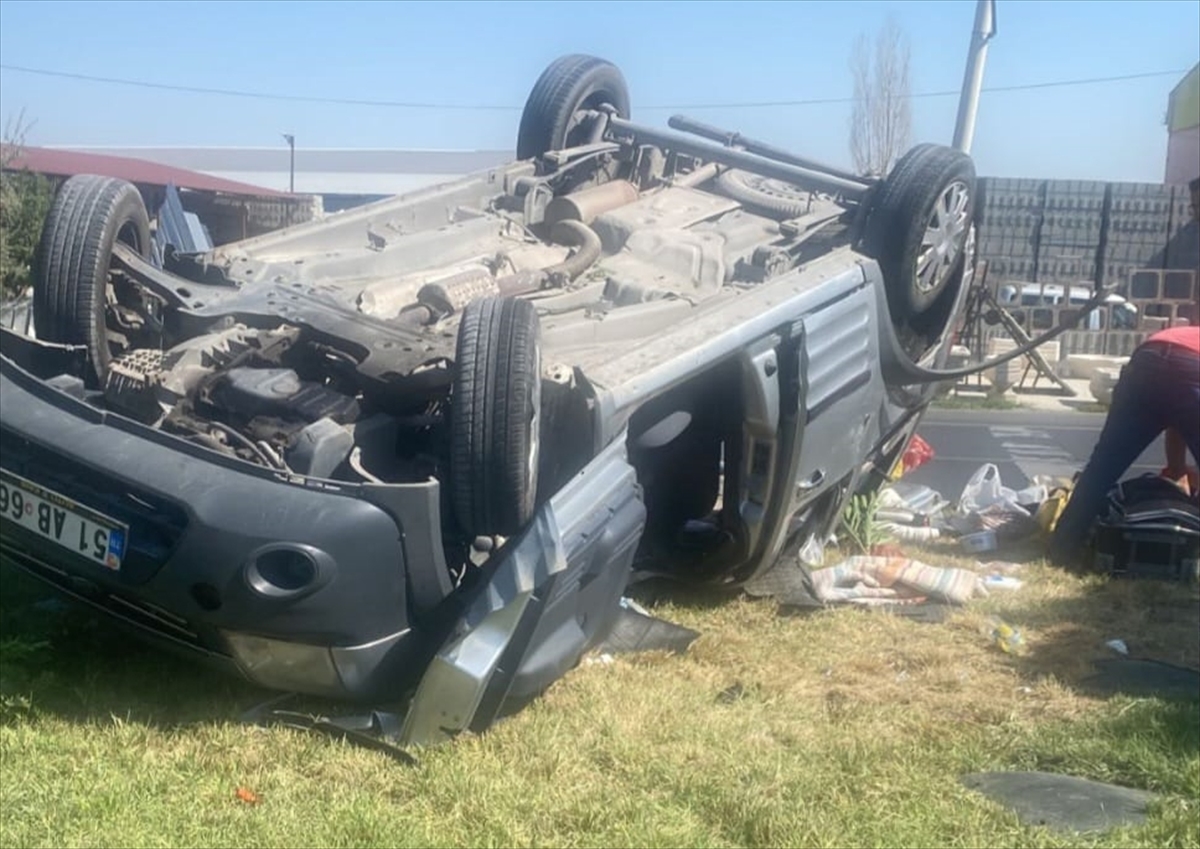 Konya'da otomobilin devrilmesi sonucu 1 kişi öldü, 2 kişi yaralandı