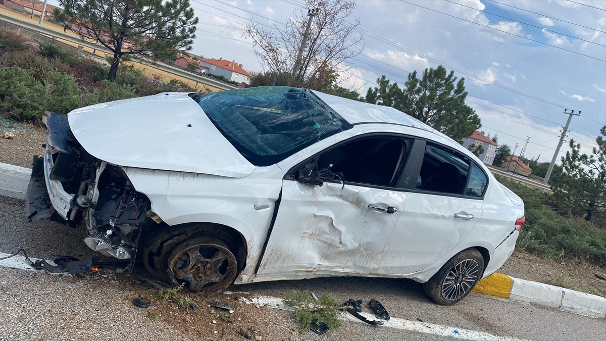 Konya'da otomobilin devrilmesi sonucu 3 kişi yaralandı