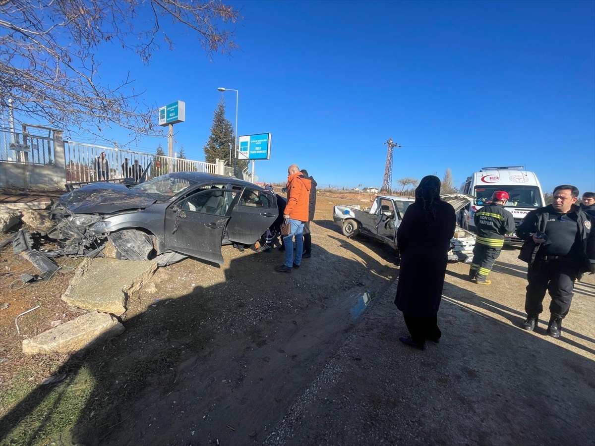 Konya'da otomobille kamyonetin çarpışması sonucu 5 kişi yaralandı