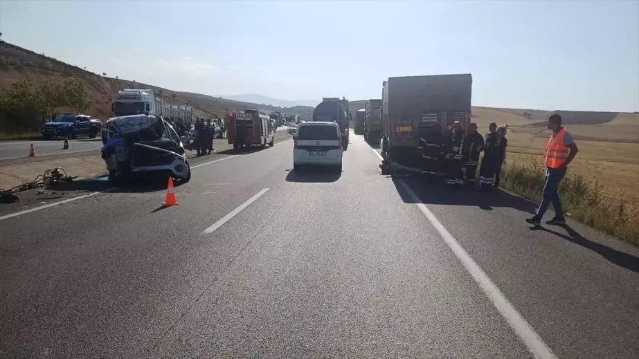 Konya'da park halindeki tıra çarpan kamyonetin sürücüsü hayatını kaybetti