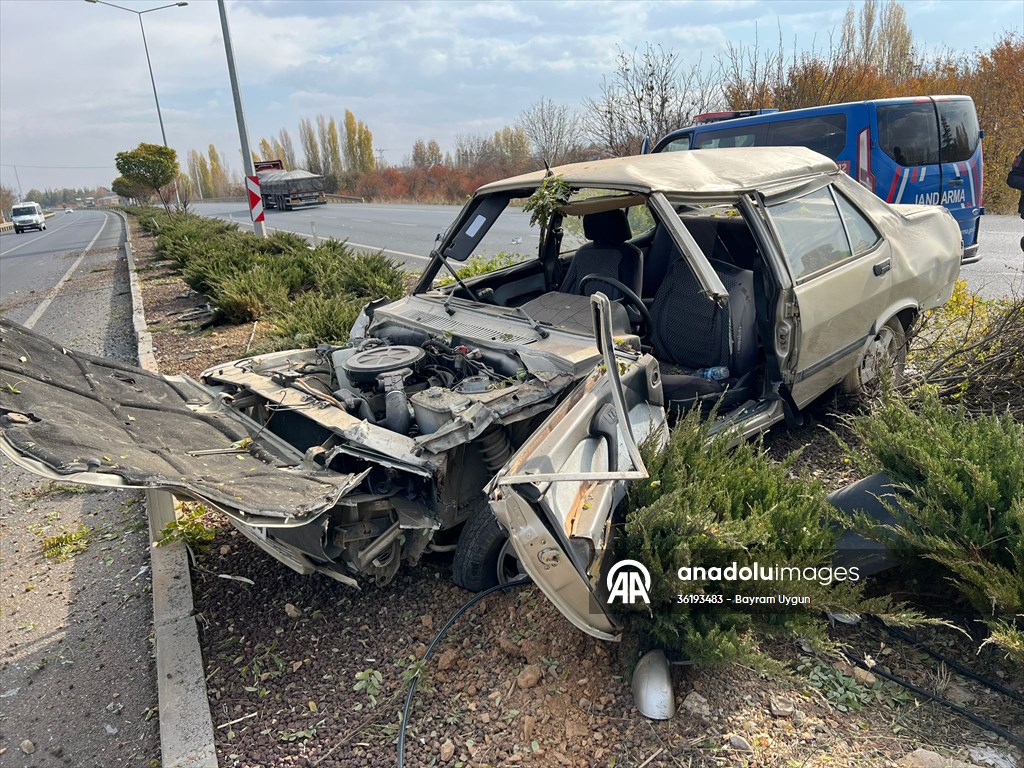 Konya'da refüje devrilen otomobildeki 2 kişi yaralandı