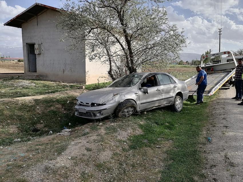 Konya'da şarampole devrilen otomobildeki 6 kişi yaralandı