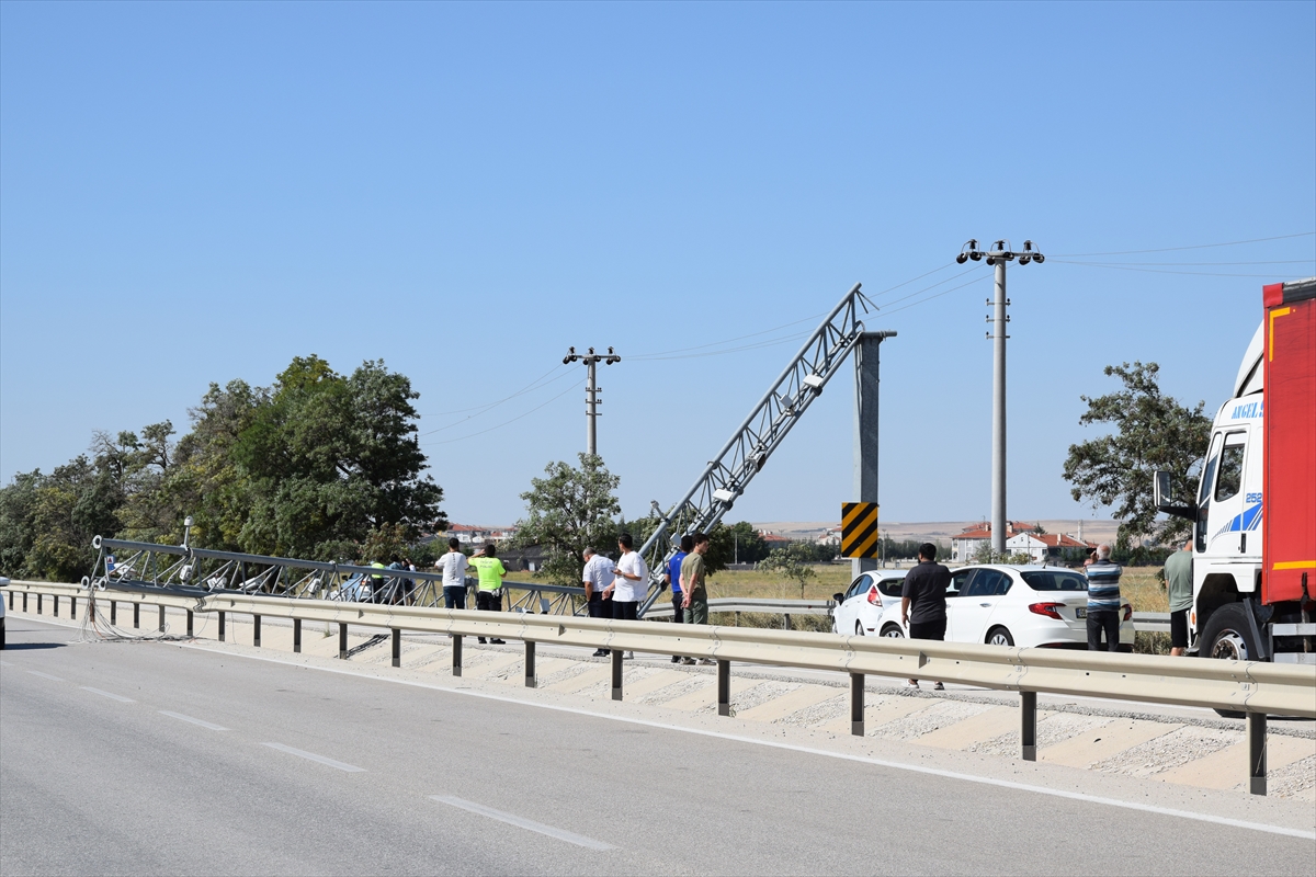 Konya'da Seyir halindeki tırın açık kalan dorsesinin hız tespit sistemi direğine çarpması kamerada