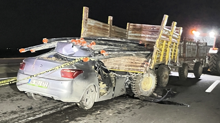 Konya'da traktöre takılı römorka çarpan otomobildeki 1 kişi öldü