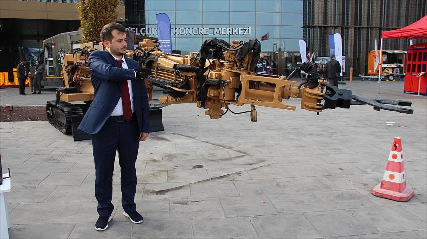 Konya'da üretilen robotik kol bombayı el hassasiyetiyle imha ediyor