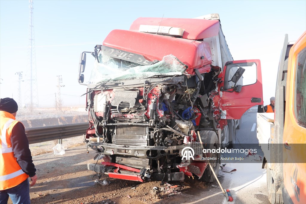 Konya'da zincirleme trafik kazasında 8 kişi yaralandı