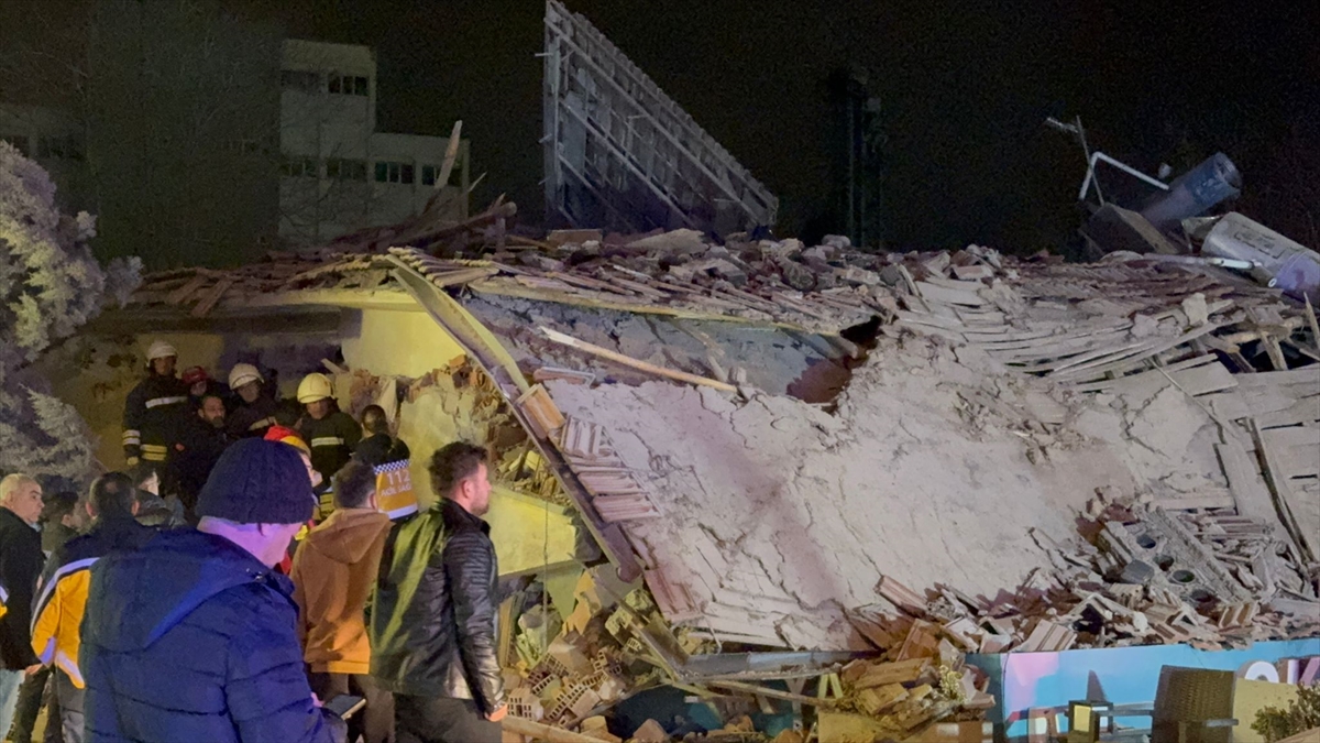 Konya'nın merkez Selçuklu ilçesinde 4 katlı bina çöktü.