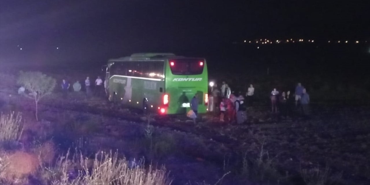 Konya plakalı otobüs  kaza yaptı: 1 ölü, 4 yaralı