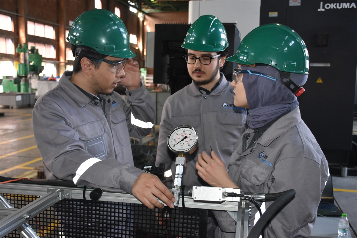 KONYA - Üniversite öğrencileri hibrit yakıtlı roket motoru geliştiriyor