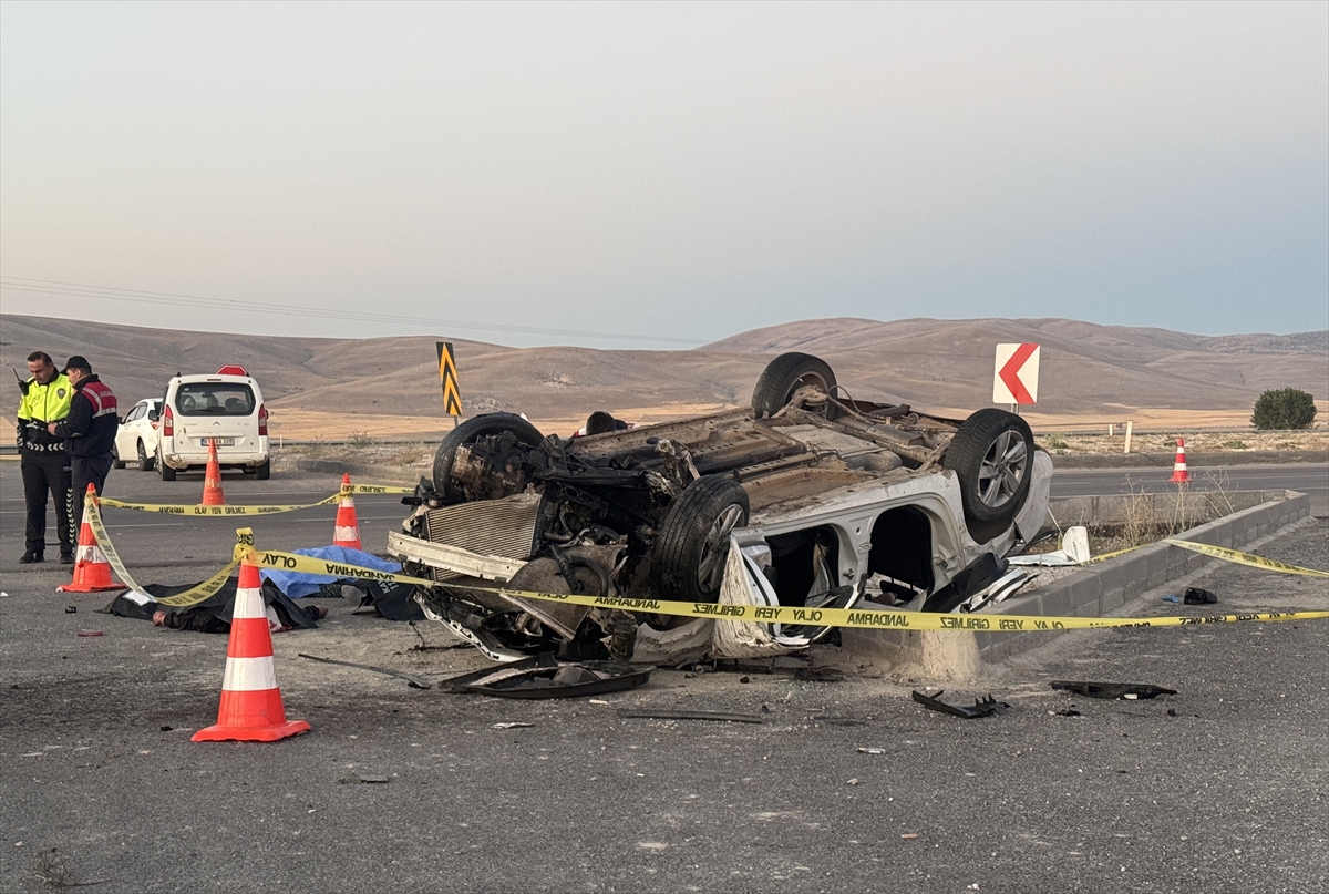 Konya'ya  Cenazeye  gelen  araç Kayseri'de  kaza yaptı   4 kişi öldü, 2 kişi yaralandı