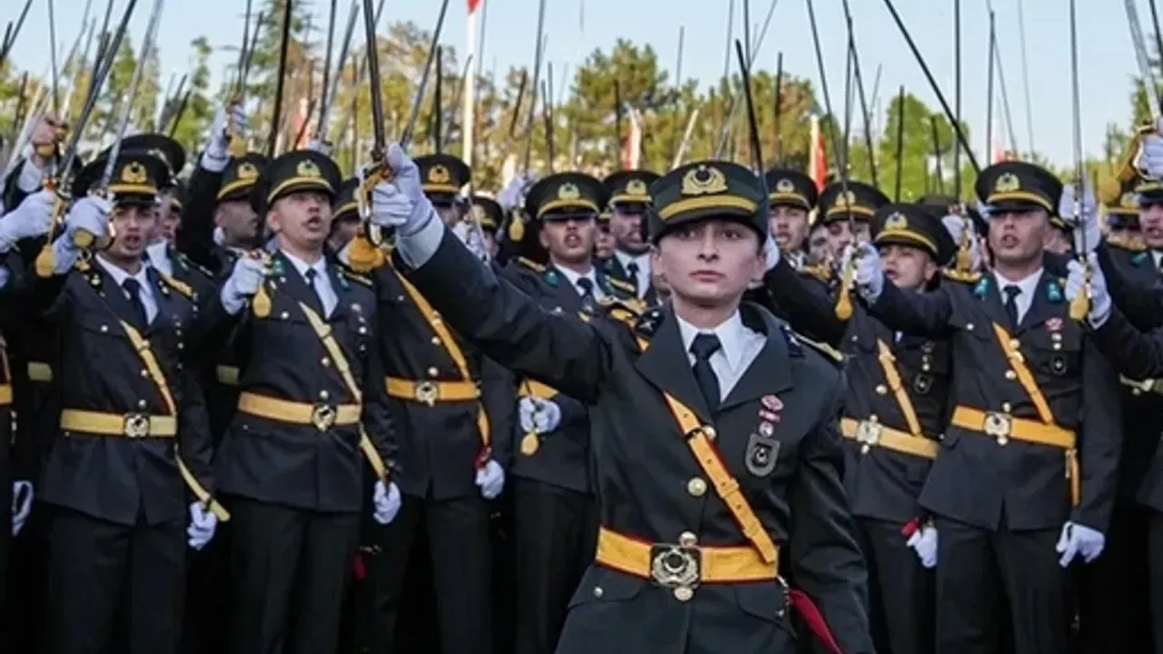 Korsan yemin eden teğmenler TSK'dan 5 Teğmen ihraç edildi!