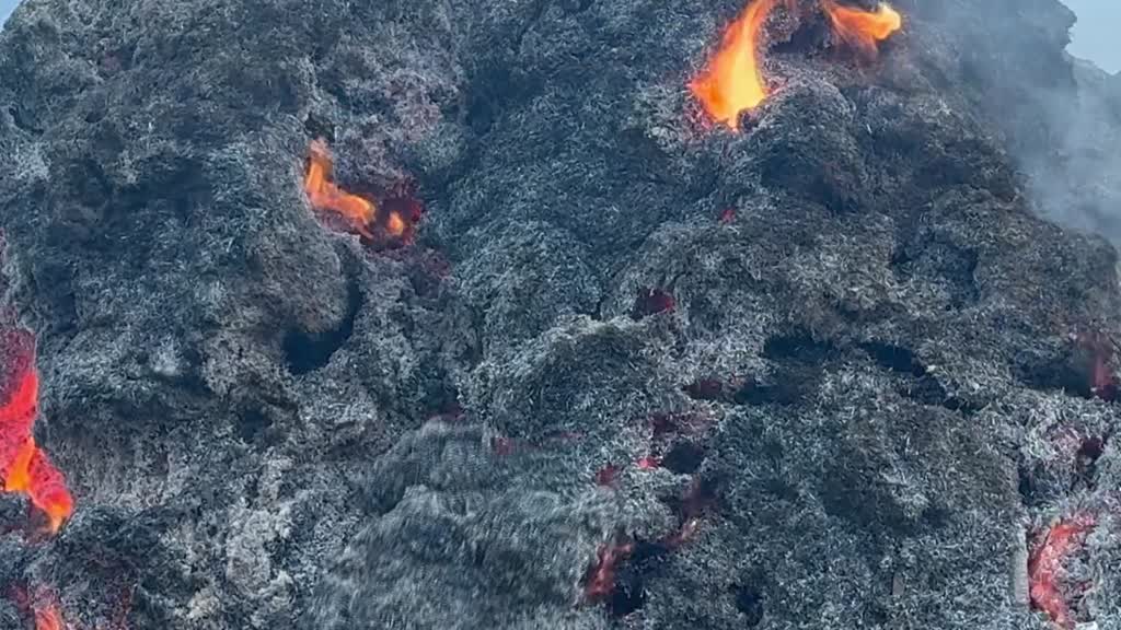 Kütahya'da köyde çöplükte başlayan  yangın evlere  sıçradı 10  ev yandı