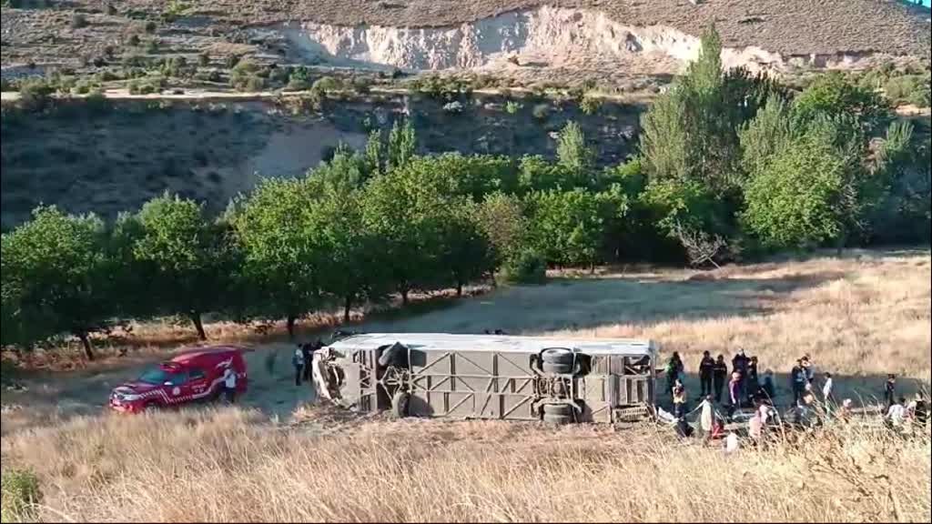 MALATYA - Yolcu otobüsünün devrilmesi sonucu 14 kişi yaralandı