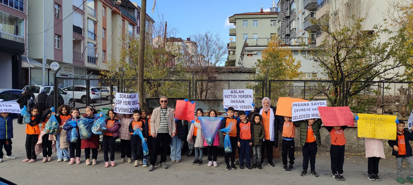 MERKEZ İLKOKUL ÖĞRENCİLERİNDEN  BÜYÜKLERİNE  ÖRNEK  OLACAK  TEMİZ ÇEVRE ETKİNLİĞİ