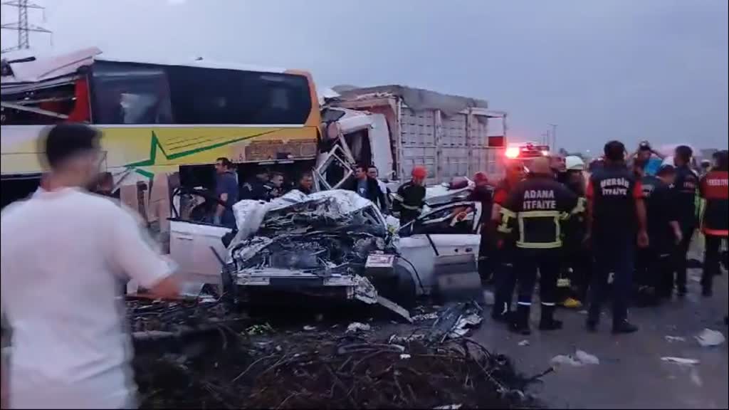 MERSİN - Zincirleme trafik kazasında 10 kişi öldü, 30 kişi yaralandı