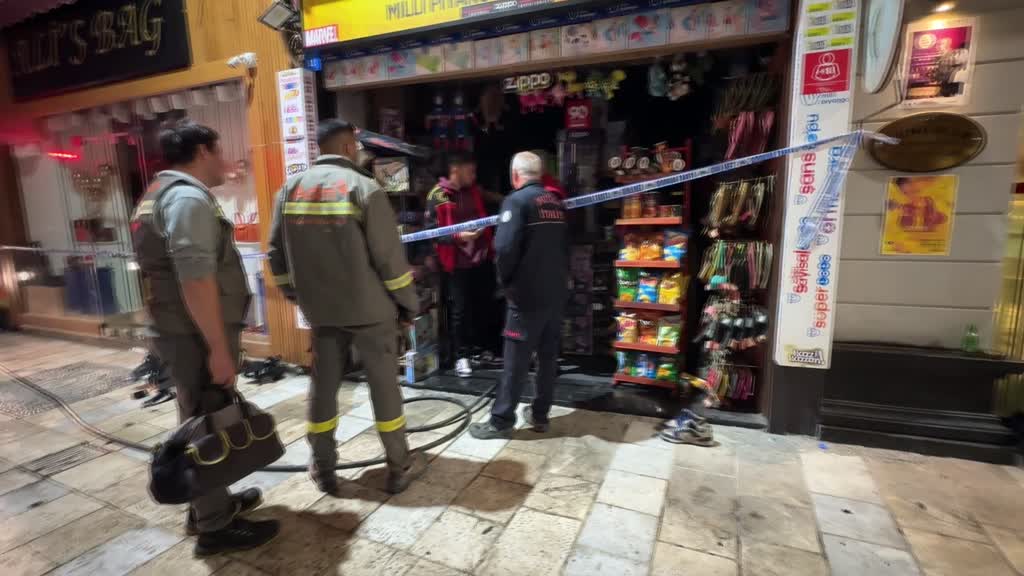 MUĞLA - Cinnet getiren şahıs kardeşinin bulunduğu marketi ateşe verdi: 1 ölü, 5 yaralı