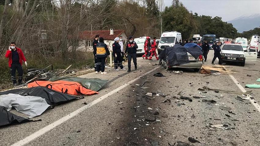 Muğla'da tırla otomobil çarpıştı: 5 ölü