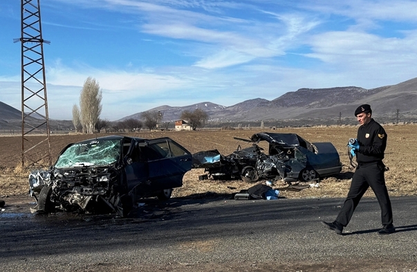 Nevşehir'de iki otomobilin çarpıştığı kazada baba ve oğlu öldü, 4 kişi yaralandı