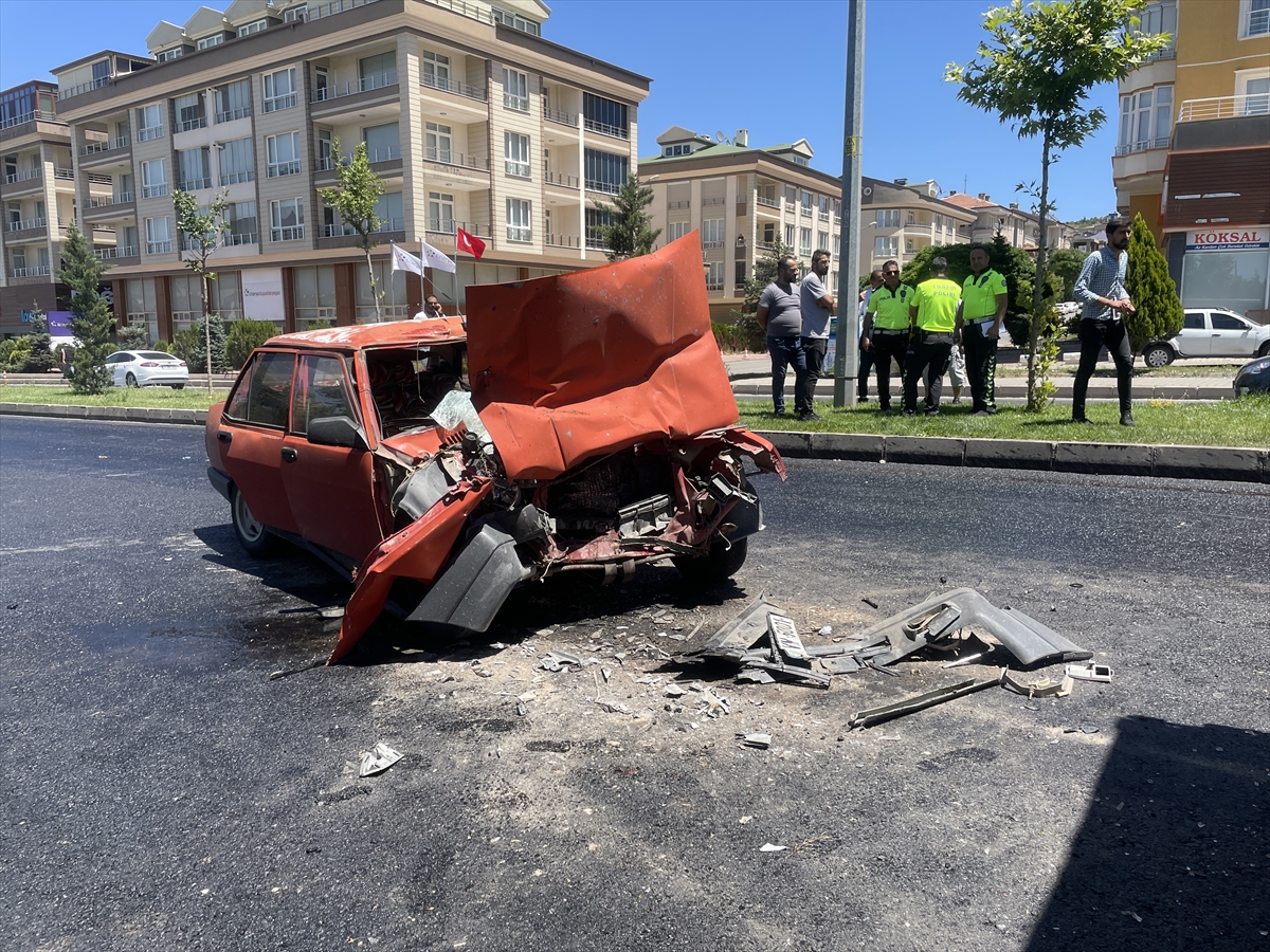 Nevşehir'de kamyona çarpan otomobildeki 2 kişi öldü, 2 kişi yaralandı