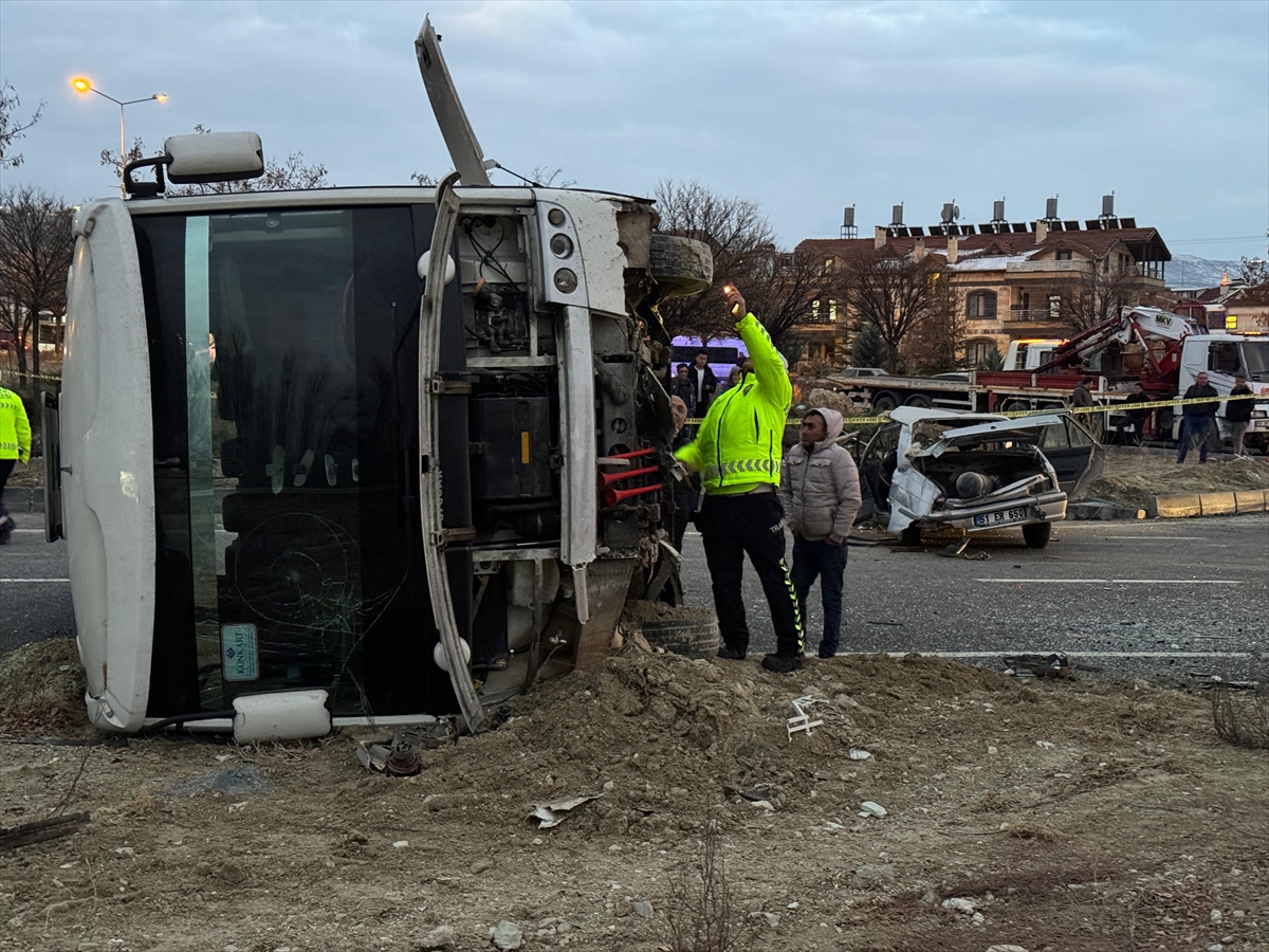 Nevşehir'de otomobille öğrenci servisinin çarpıştığı kazada 24 kişi yaralandı