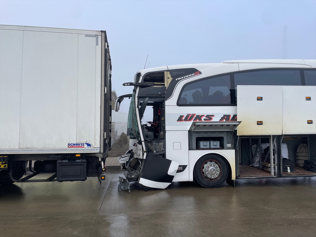 Niğde'de yolcu otobüsünün kamyona çarptığı kazada 9 kişi yaralandı