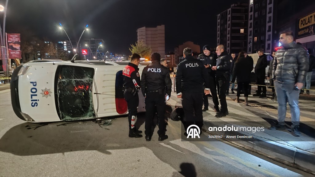 NİĞDE - Ekip otosuyla otomobilin çarpıştığı kazada 2'si polis 6 kişi yaralandı