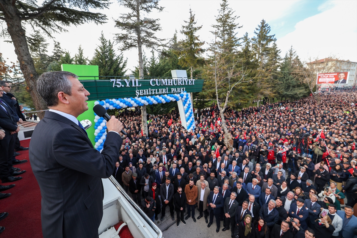 Özgür Özel, Konya'da konuştu: "Sayın Bahçeli'nin isimlerini  kaldıracaklardı. Dedim ki 'Anadolu kültürüne yakışmaz.'