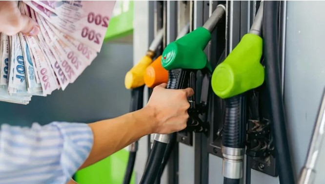 Petrol fiyatlarının ateşi düştü: Akaryakıta çifte indirim müjdesi!