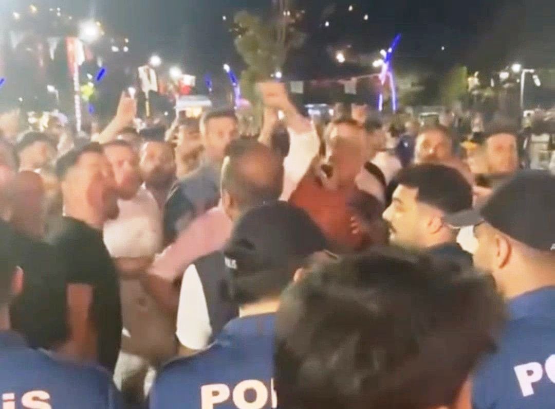 Şarkıcı Suavi Beykoz'daki  konserinde  protesto  edildi